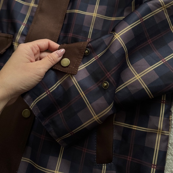 Lightweight Plaid Jacket with Brown Accents - Picture 7 of 11
